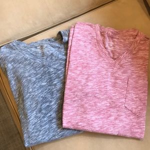 2 Gap vneck T-shirt’s